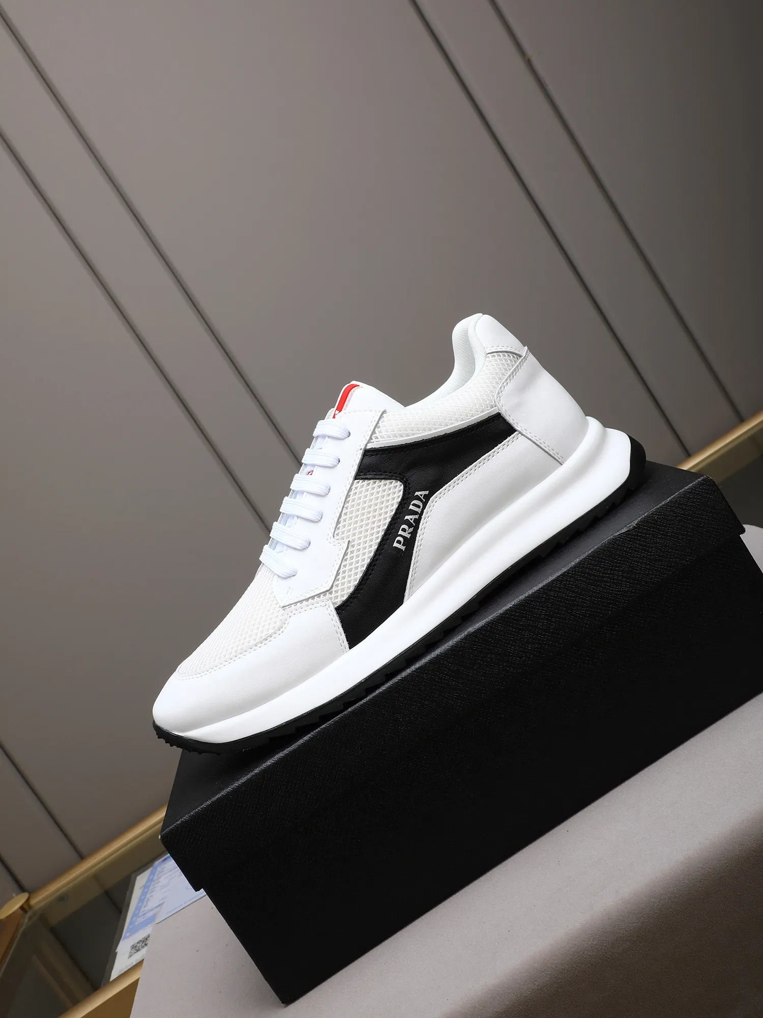 Men's shoes 💰460 Prada/Prada's new men's casual sports shoes, low-top lace-up sports shoes, fashionable and generous style, made of first-layer cowhide stitching and breathable mesh, soft, comfortable and breathable, tongue letter LOGO, finely crafted details, lightweight foam sole, fashionable and versatile! Size: 38-44 (45 customized)